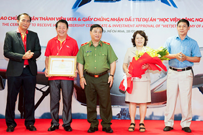 Vietjet nhận bằng khen của Bộ trưởng Bộ Công an